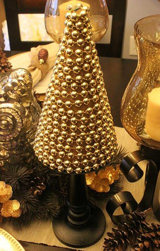 Cây thông noel để bàn trị giá 500.000 USD được làm từ 2kg vàng nguyên chất, gắn một ngôi sao bạch kim trên đỉnh. Ngoài ra nó còn được dát thêm một lớp kim cương 200 carat và treo những món đồ trang trí bằng kim cương.