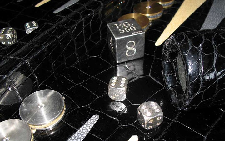 Trị giá 7,5 triệu USD, bộ đồ poker của Geoffrey Parker được chế tác từ vàng trắng, kim cương và đá quý.