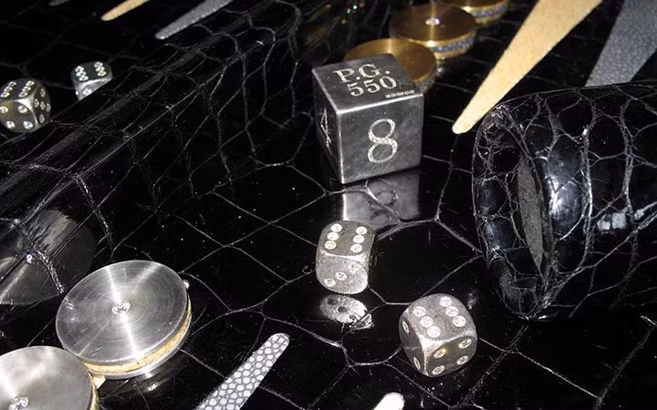 Trị giá 7,5 triệu USD, bộ đồ poker của Geoffrey Parker được chế tác từ vàng trắng, kim cương và đá quý.