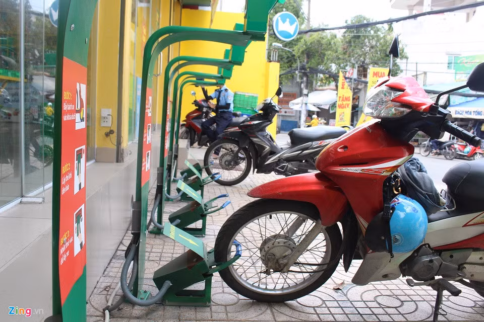 Đầu năm nay, ông Nguyễn Đức Tài, Chủ tịch HĐQT Thế Giới Di Động, cho biết công ty ấp ủ xây dựng hệ thống robot giữ xe tự động tại các siêu thị bán lẻ Bách Hóa Xanh. Ông nói đây là hệ thống để khách hàng có thể tự dựng xe, tự khóa xe và chỉ có họ mới mở được khóa xe. Giải pháp này giúp tiết kiệm chi phí và bảo vệ tài sản cho khách khi công ty dự định mở 1.000 cửa hàng trong thời gian tới.