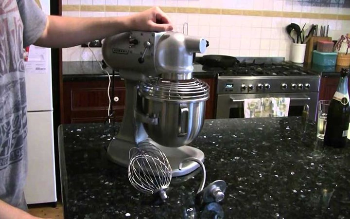 Máy đánh trứng và trộn đa năng Hobart N50 có giá 2.223 USD.