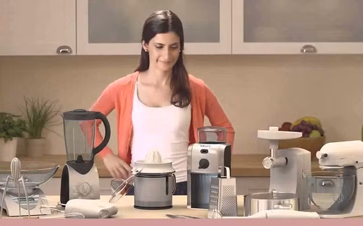 Bộ dụng cụ nhà bếp bao gồm máy xay sinh tố và máy ép rau quả có giá 1.400 USD.