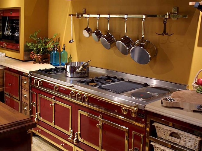 Đây là bộ dụng cụ nhà bếp đáng có trong gian bếp của các tỷ phú. Giá của bộ dụng cụ La Cornue Grand Palais Range này lên tới 50.000 USD.