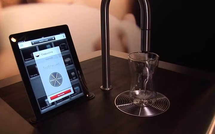 Chiếc máy pha cà phê hiện đại này có giá 16.000 USD.