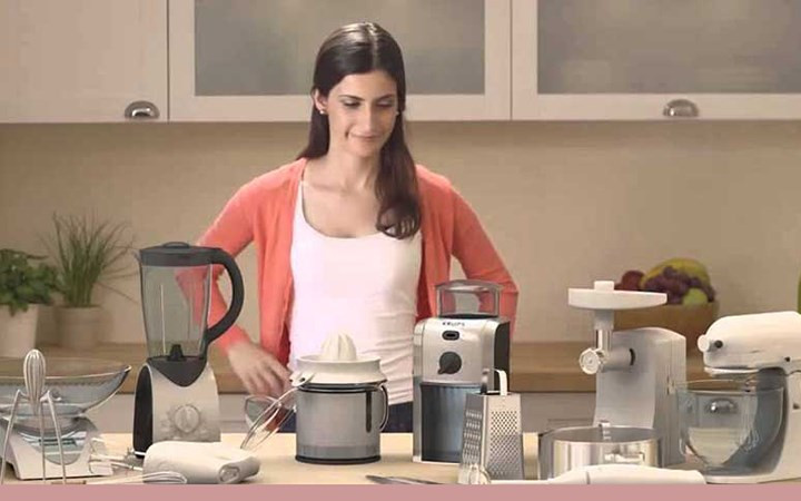 Bộ dụng cụ nhà bếp bao gồm máy xay sinh tố và máy ép rau quả có giá 1.400 USD.