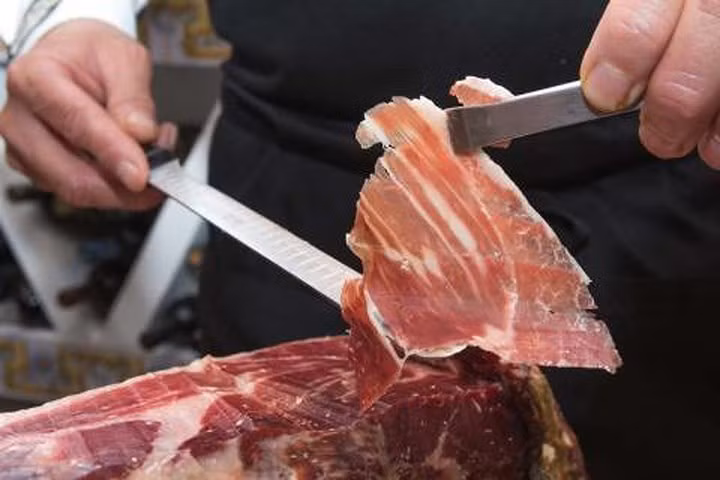 Đùi lợn đen được chế biến thành món thịt đùi xông khói jamón ibérico hảo hạng. Năm 2010, một chiếc đùi lợn Ibérico cao cấp nặng 7kg đắt nhất thế giới khi được mua với giá 55 triệu đồng.