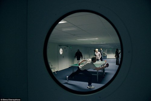 Tuy nhiên, cuộc sống tại mỏ Kupol không phải toàn công việc. Nhân viên có thể lựa chọn nhiều cách giải trí khác nhau sau khi hoàn thành 12 giờ làm việc mỗi ngày. Trong ảnh: Một nhóm nhân viên chơi bóng bàn sau giờ làm việc.