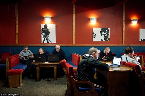 Nơi ở và sinh hoạt cho nhân viên đều được trang bị internet giúp họ có thể cập nhật tin tức cũng như liên lạc với gia đình và bạn bè.