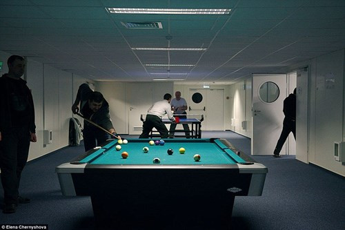 Các nhân viên giải trí bằng cách chơi bi-a và bóng bàn trong thời gian rảnh rỗi.