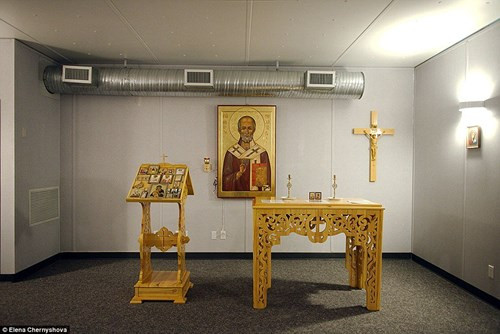 Mỏ Kupol có cả phòng cầu nguyện dành cho những người theo đạo Thiên chúa và nguồn thực phẩm đủ cho 1.200 lao động.