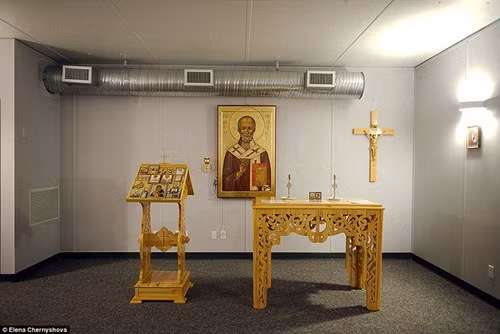 Mỏ Kupol có cả phòng cầu nguyện dành cho những người theo đạo Thiên chúa và nguồn thực phẩm đủ cho 1.200 lao động.