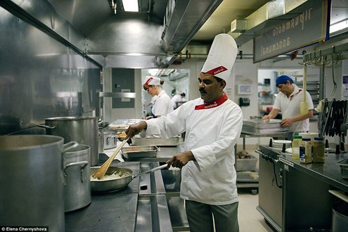 Polacham, bếp trưởng của một trong những trại tại mỏ Kupol, làm việc liên tục 6 tuần không có ngày nghỉ trước khi nghỉ phép 4 tuần để về thăm nhà ở Kerala, Ấn Độ.