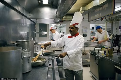 Polacham, bếp trưởng của một trong những trại tại mỏ Kupol, làm việc liên tục 6 tuần không có ngày nghỉ trước khi nghỉ phép 4 tuần để về thăm nhà ở Kerala, Ấn Độ.