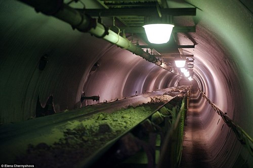 Nhà máy sản xuất vàng từ quặng thô được xây dựng ngầm dưới đây tại khu mỏ Kupol.