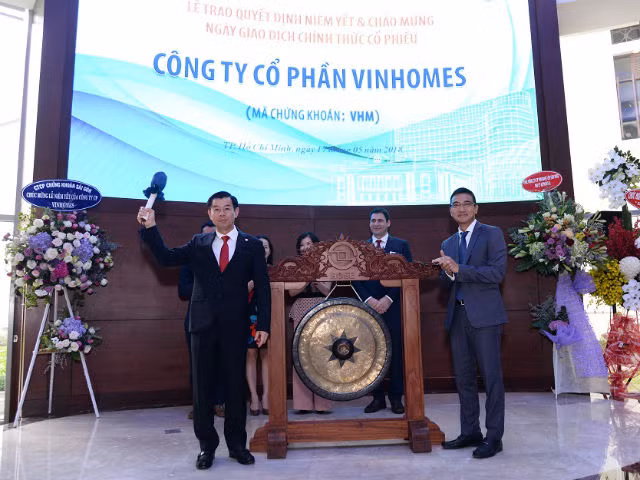 Ông Nguyễn Việt Quang – Tổng Giám đốc Tập đoàn Vingroup thực hiện nghi thức đánh cồng tại sự kiện Vinhomes nhận quyết định niêm yết cổ phiếu VHM.