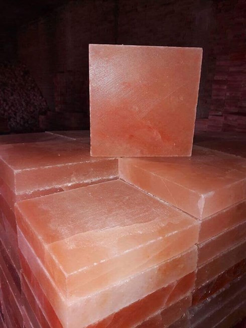 Những tấm đá muối được nhập khẩu về Việt Nam. Ảnh: Vietnamnet.