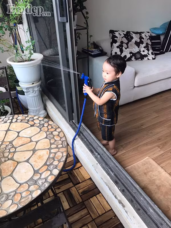 Cậu con trai hăng hái cùng mẹ chăm sóc hoa.