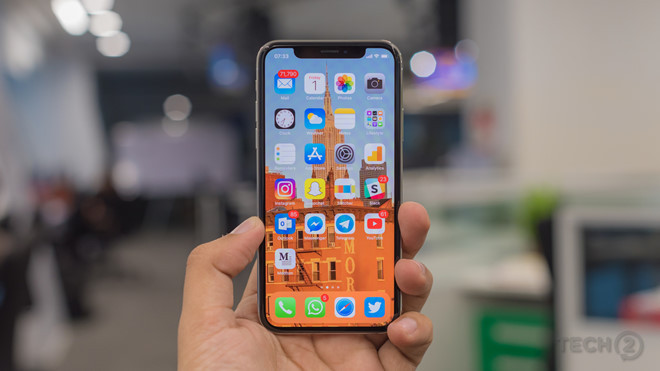 So với 2 mẫu iPhone OLED, iPhone dùng màn hình LCD có hiệu năng tương tự nhưng giá thành rẻ hơn khá nhiều.