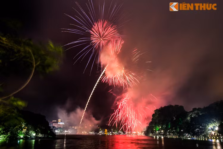 Hồ Gươm huyền ảo trong màn bắn pháo hoa.