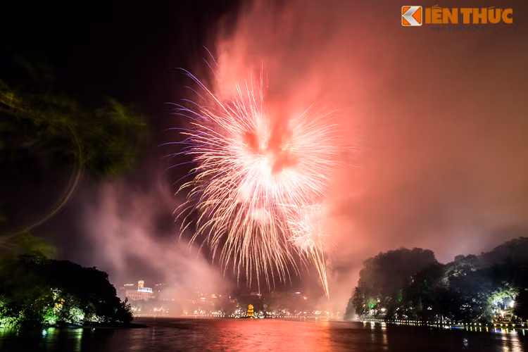Ngay từ sớm, bất chấp trời mưa, rất đông người dân Hà Nội vẫn kiên nhẫn chờ đến giờ bắn pháo hoa đầy ý nghĩa. Tại các điểm bắn pháo hoa ở Hà Nội, người dân tìm chỗ xung quanh để trú mưa. Cũng có người chấp nhận ướt, chỉ cầm ô, giăng áo mưa để có được vị trí thuận tiện nhất. Niềm háo hức hiện rõ lên khuôn mặt của từng người. Hình ảnh người Hà Nội đội mưa xem bắn pháo hoa: