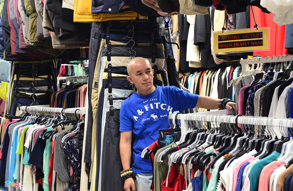 "Cực kỳ hoang mang, chúng tôi đã đầu tư cả một đống tiến cho 4 sạp. Sau một năm khách bắt đầu biết tới, kinh doanh ổn định thì nghe thông tin như vậy cả khu mua sắm lại đang dần trở lại vạch xuất phát", tiểu thương Lương Văn Quỳ ngán ngẩm nói.