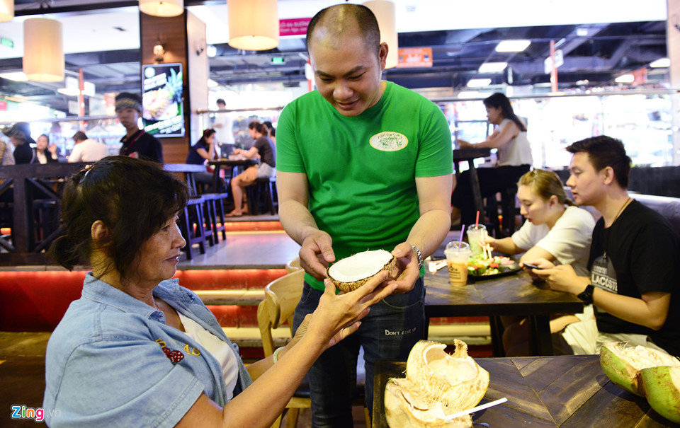 Còn anh Nguyễn Văn Tùng cho hay hiện anh kinh doanh đặc sản dừa Bến Tre rất thuận lợi, đây là sản phẩm phù hợp với khách du lịch nước ngoài. "Từ hôm nghe thông tin sắp tới phải di dời tôi lo lắng lắm, giờ chưa biết tìm nơi đâu được như nơi đây để bán lại", anh chia sẻ.