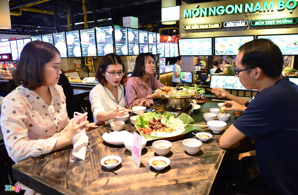 Chị Thúy Nga (giữa) cùng nhóm bạn từ Buôn Ma Thuột xuống TP.HCM du lịch cho hay khu chợ rất sạch đẹp, được phân theo các khu vực rất hợp lý và giá cả cũng phải chăng.