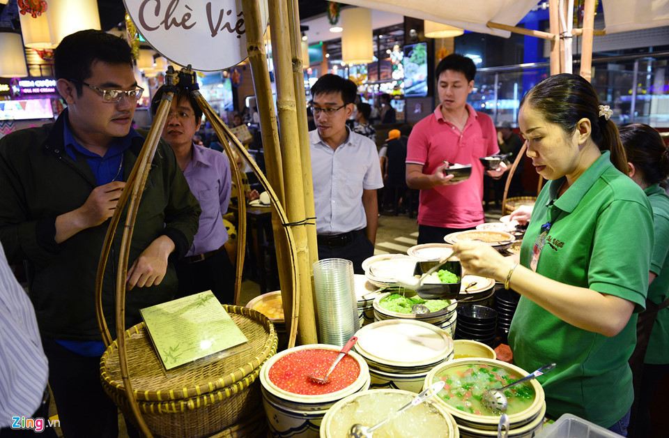 Chị Nguyễn Thị Ngọc Oanh, nhân viên bán chè Việt, cho hay chị đã làm việc tại đây từ lúc khai trương, công việc, thu nhập ổn định nhưng sắp tới nếu phải nghỉ việc thì rất tiếc và khá buồn.