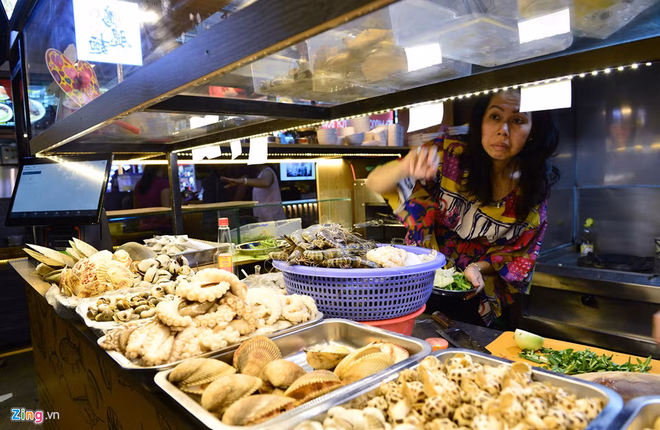 Khu ẩm thực có hàng trăm quầy, phong phú các loại hình ẩm thực, dịch vụ hết sức đặc trưng, truyền thống của Việt Nam và mô hình ẩm thực đường phố châu Á.