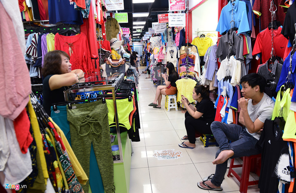 Thông tin về khu chợ từ gần hai tháng qua đã khiến cho các tiểu thương khu mua sắm Taka Plaza rất hoang mang. Thời gian qua lượng khách ghé mua hàng giảm rõ rệt, các tiểu thương buôn bán cầm chừng, hàng ngày phần lớn chỉ ngồi nhìn nhau, nói chuyện và lướt điện thoại.