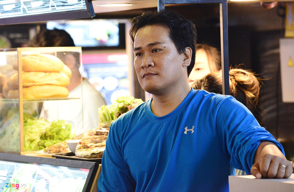 Tuy nhiên, thông tin các đơn vị đang sử dụng mặt bằng tại công viên phải hoàn tất di dời trước ngày 30/4/2019 khiến các tiểu thương rất lo lắng. "Trước khi vào đây kinh doanh, tôi bán đồ ăn Nam bộ bên vỉa hè nhưng không ổn định. Bỏ khá nhiều vốn, buôn bán bắt đầu quen khách, 8 người nhà cùng có công ăn việc làm thì nay phải tính đường buôn bán khác", anh Võ Hoàng Phúc thẫn thờ nói.