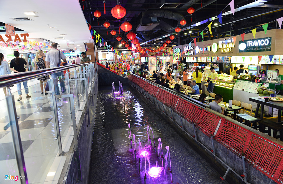 Khu ẩm thực châu Á với gần 100 cửa hàng bán các món ăn Việt Nam, Lào, Campuchia, Nhật Bản... nằm thấp hơn khu mua sắm Taka Plaza. Toàn bộ khu chợ được thiết kế xây dựng khá bắt mắt, rộng rãi.