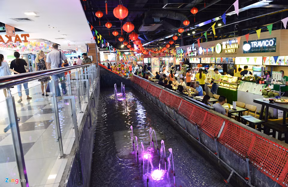 Khu ẩm thực châu Á với gần 100 cửa hàng bán các món ăn Việt Nam, Lào, Campuchia, Nhật Bản... nằm thấp hơn khu mua sắm Taka Plaza. Toàn bộ khu chợ được thiết kế xây dựng khá bắt mắt, rộng rãi.