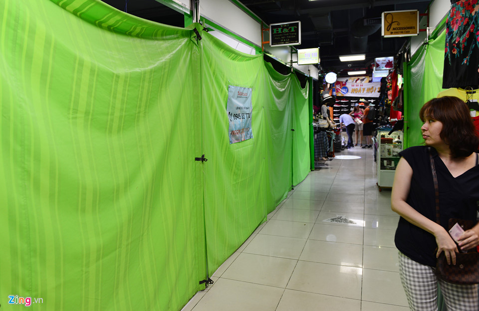 Thời gian qua, khu mua sắm có hàng chục cửa hàng đang hoạt động nhưng treo bảng “sang sạp” hoặc nhiều quầy đóng cửa im ỉm, chỉ để lại số điện thoại cho ai có nhu cầu thì liên hệ.