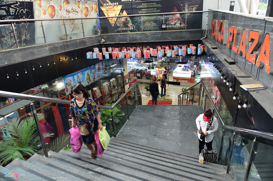 Sau cải tạo, tầng hầm của Sense Market có diện tích rộng 11.000 m2, trong đó có hơn 6.000 m2 được sử dụng làm bãi đỗ xe, phần còn lại là khu ẩm thực và mua sắm với 3 lối vào từ công viên, đường Phạm Ngũ Lão và Lê Lai.