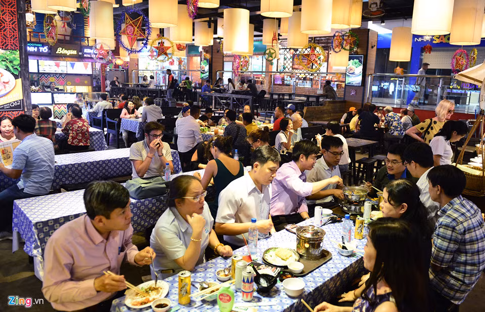 Theo chủ đầu tư Công ty CP Đầu tư phát triển Saigon Co.op - SCID, sau khi mở cửa, trung bình mỗi ngày khu chợ thu hút hơn 3.000 lượt khách địa phương và khách quốc tế. Một tiểu thương kinh doanh ẩm thực cho hay tính trung bình khách nước ngoài chiếm khoảng 50%, còn lại là dân văn phòng ăn trưa và khách trong nước.