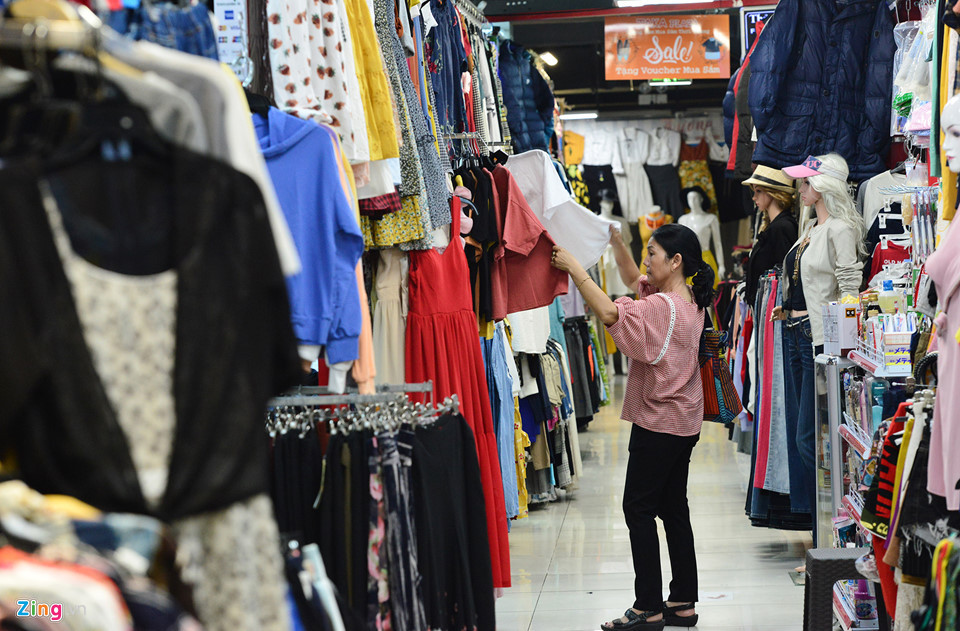 Khu mua sắm Taka Plaza với hơn 400 gian hàng lớn nhỏ, cung cấp hàng hóa đa dạng theo tiêu chí bán đúng giá, không nói thách. Nơi đây còn có cửa hàng tiện lợi, nhà sách, quầy dịch vụ viễn thông, chuyển đổi ngoại tệ…Nhưng tất cả nay trở nên ế ẩm.