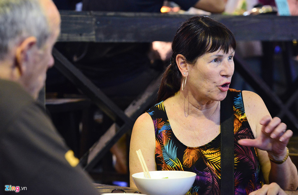 Trong khi đó bà Robyn và chồng Bill Allen, khách du lịch Australia, rất ngạc nhiên khi vừa nghe tin về khu chợ dưới lòng đất. "Đây là lần thứ 5 hai vợ chồng tới TP.HCM. Tôi rất thích ý tưởng thú vị này khi các bạn xây dựng dưới lòng đất, vừa mua sắm vừa ăn uống ngay giữa trung tâm thành phố. Nếu dời nó đi thì thật đáng tiếc", nữ du khách nói.