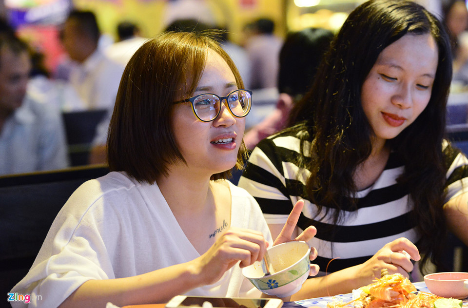 Khi nghe tin khu chợ ngầm sắp phải di dời, Bích Ngọc tỏ ra tiếc nuối vì nơi đây lâu nay đã trở thành nơi ăn trưa rất tiện lợi cùng đồng nghiệp. "Khu ẩm thực này được thiết kế không gian ấm cúng nhưng rất mát mẻ, thoải mái, có nhiều loại đồ ăn và thuận tiện cho dân văn phòng quanh khu vực", nhân viên văn phòng này đánh giá.