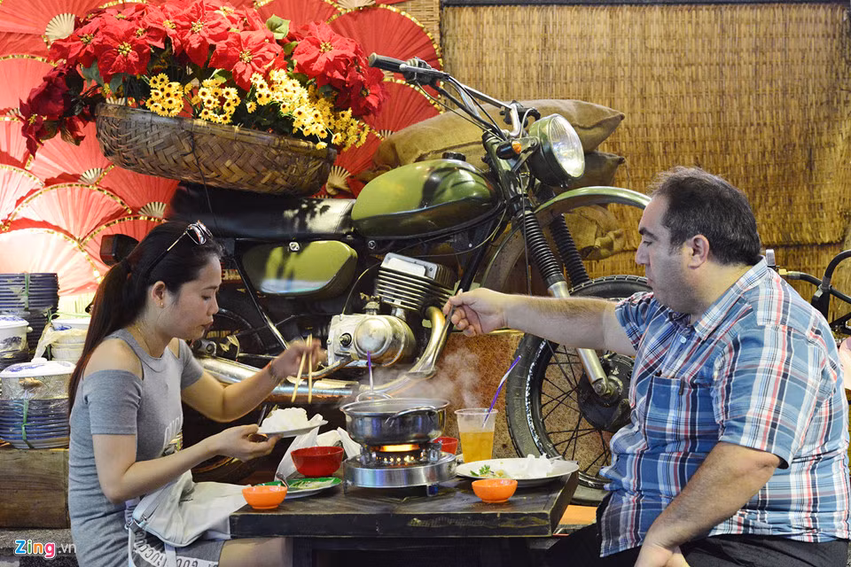 Các quầy ẩm thực được sử dụng không gian chung với bàn, ghế rộng rãi, được trang trí khá đẹp mắt. Bên cạnh đó khu chợ còn bố trí đội bảo vệ, vệ sinh riêng thường xuyên túc trực và dọn dẹp.