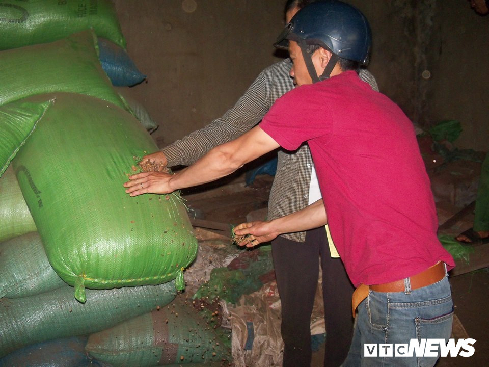 Cà phê nhân người dân gửi trong kho Quý Phượng giờ chỉ còn là vỏ cà phê. Ảnh: NC.