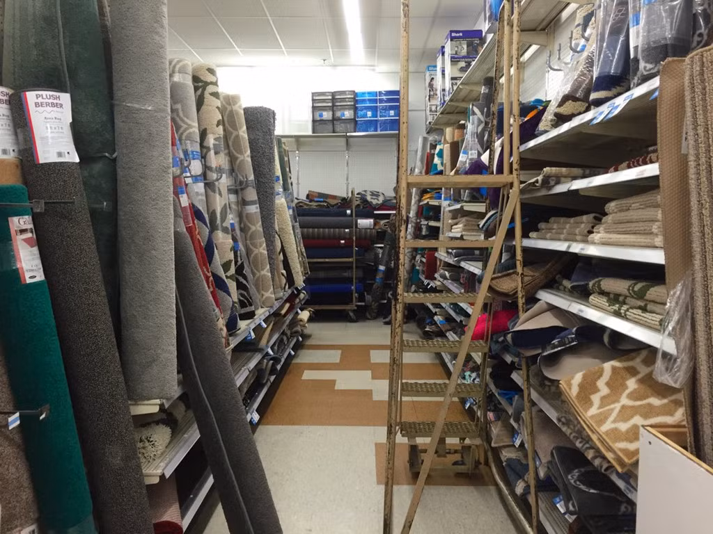 Kmart thì bị chỉ trích vì sự thiếu ngăn nắp trong các gian hàng. Sears dự kiến đóng cửa 238 cửa hàng Kmart trong năm 2017 này.