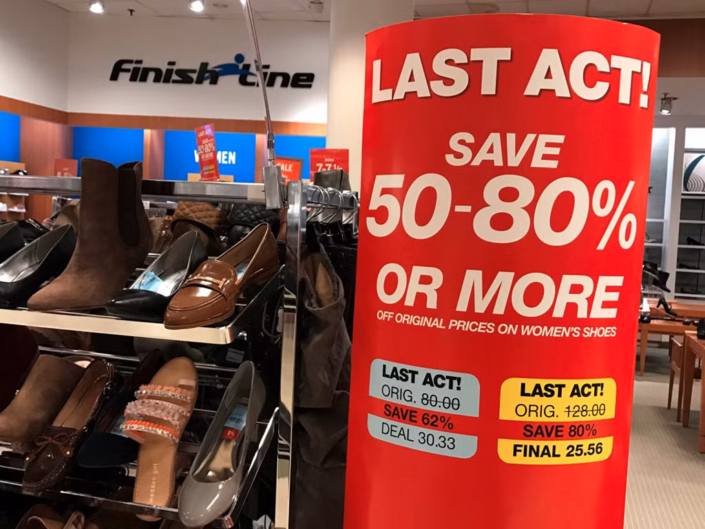 Tình cảnh hạ giá để xả hàng cũng diễn ra tại Macy's.