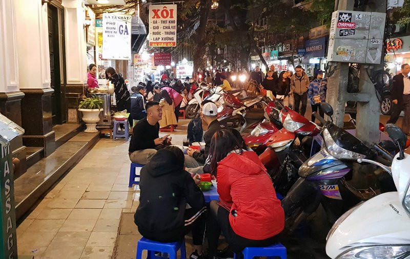 Những quán ăn vỉa hè mở san sát nhau và luôn đông đúc khách hàng.