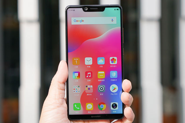 Aquos S3 sở hữu màn hình IGZO kích thước 6 inch, độ phân giải Full HD Plus (2.160x1.080 pixel), mật độ điểm ảnh 402 ppi. Màn hình này chiếm 91% diện tích mặt trước, được chia theo tỷ lệ 18:9, có thiết kế “tai thỏ”. Theo hãng điện tử Nhật Bản, đây chính là smartphone màn hình 6 inch có kích thước nhỏ nhất trên thế giới hiện nay.