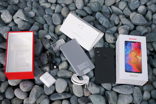 Phụ kiện kèm theo máy. Hộp đựng Sharp Aquos S3.