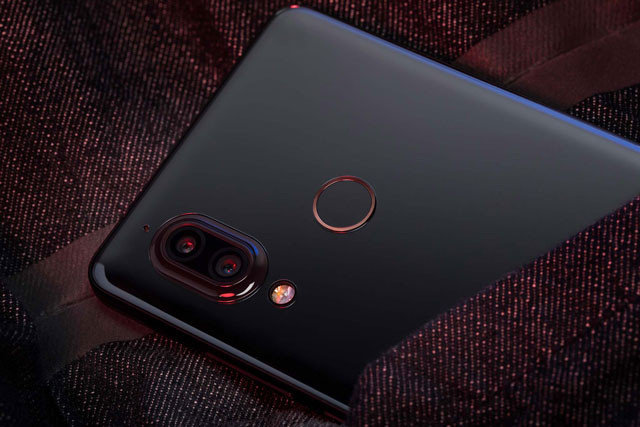 Bộ đôi camera sau của Sharp Aquos S3 có độ phân giải 12 MP, khẩu độ f/1.75 (cảm biến chính), tích hợp công nghệ Dual Pixel và ống kính 13 MP cho phép chụp ảnh xóa phông, zoom quang học 2x. Hai máy ảnh này được trang bị đèn flash LED kép.