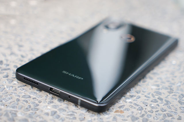 Loa ngoài, cổng USB Type-C và micro dưới cạnh đáy.