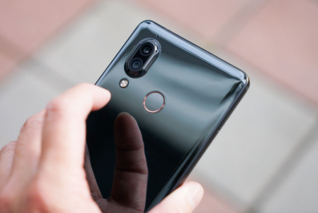 Cảm biến vân tay ở mặt lưng.