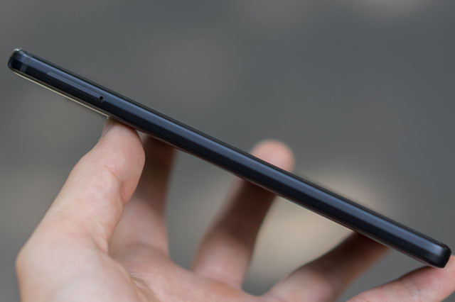 Cạnh trái là nơi đặt khay SIM, thẻ nhớ.